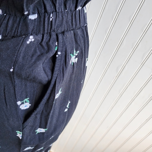 Old Navy Jumpsuit Woman’s Black White Floral Short Sleeve Viscose Sz S - Picture 8 of 16
